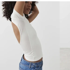 Öppenrygg topp - Öppenrygg topp från Gina tricot i vitt. Aldrig använt. Storlek S. Säljer för 299kr+frakt💕💕