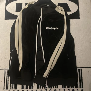 Palm Angels  - Palm angels tröja, använt sparsamt. Sammets material vilket gör att den sticker ut från dem vanliga. Är självklart öppen för bud. Tröjan är självklart äkta 