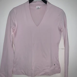 Långärmad topp Boomerang - Ljusrosa långärmad v-ringad topp i bomull i stl small. Fint skick. Har även en likadan i vitt i separat annons.