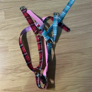 Två färgad harness som ska spännas runt midjan och över axlarna 