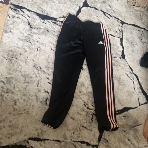 Adidas byxor - Adidas byxor  passar folk me relativt korta ben i strl S/xs.