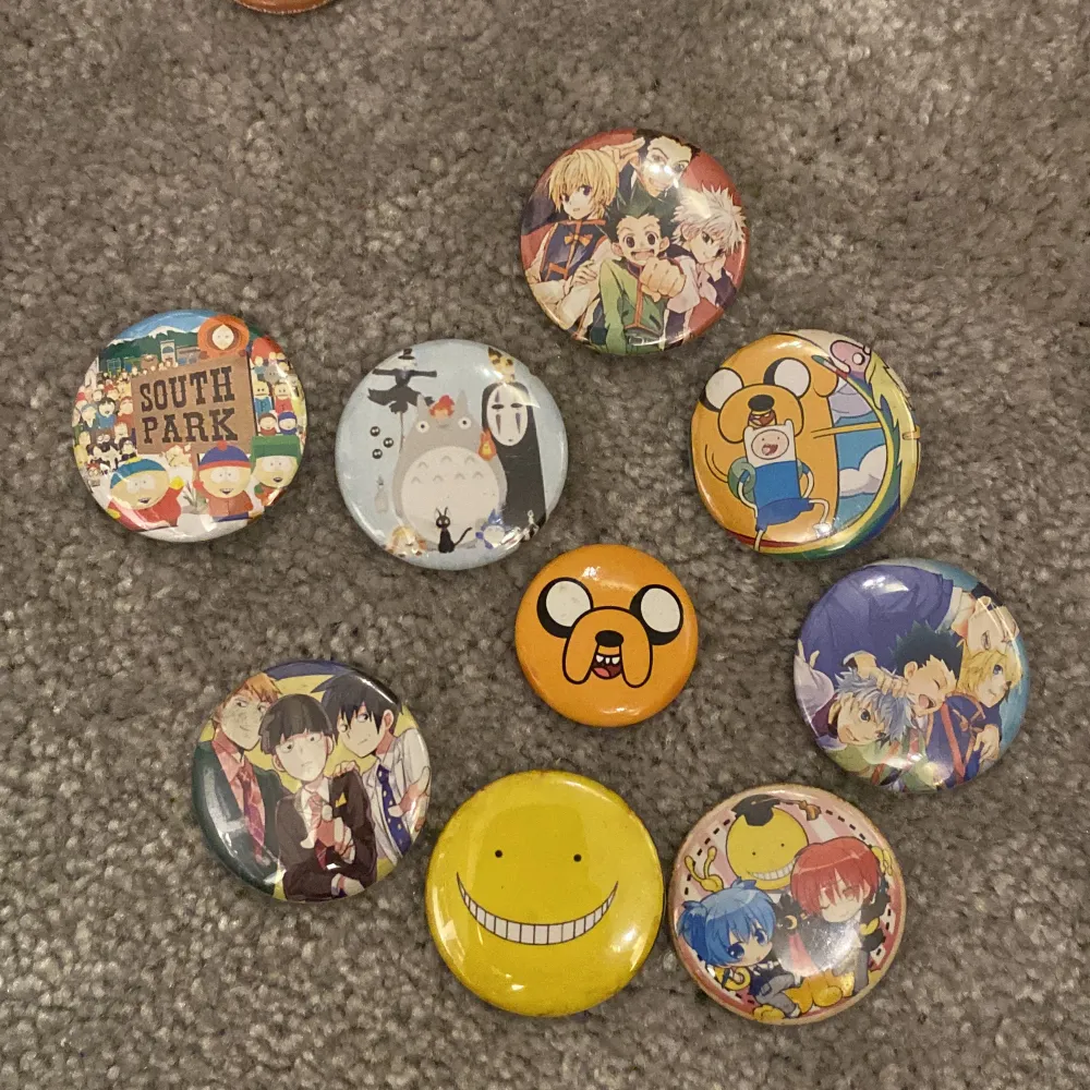 Säljer olika pins. De runda sitter fast som en sälerhetsnål medans de med figurer är fast med en pin. 100kr för alla! Pris kan diskuteras!. Muu.