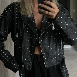 Skinnjacka med nitar från Zara - Storlek XS. Som ny