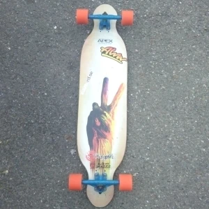 Longboard - En longboard. NYPRIS 3499. Har används, är i bra skick. Funkar som ny. Är väldigt stabil och skön. Priset kan diskuteras!