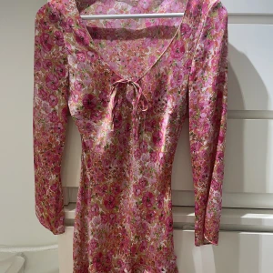 Blommig klänning  - Superfin blommig klänning! Använd två gånger, i väldigt fint skick! 🤍