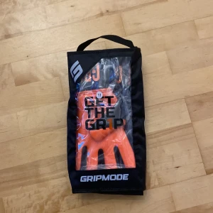 Fotbollshandskar - Ett par oöppnade målvaktshandskar från Gripmode. Säljer de då de aldrig kom till användning eftersom jag slutat med fotboll. Dessa handskar finns inte längre att köpa. Nypris: 1000 Pris kan diskuteras vid snabb affär