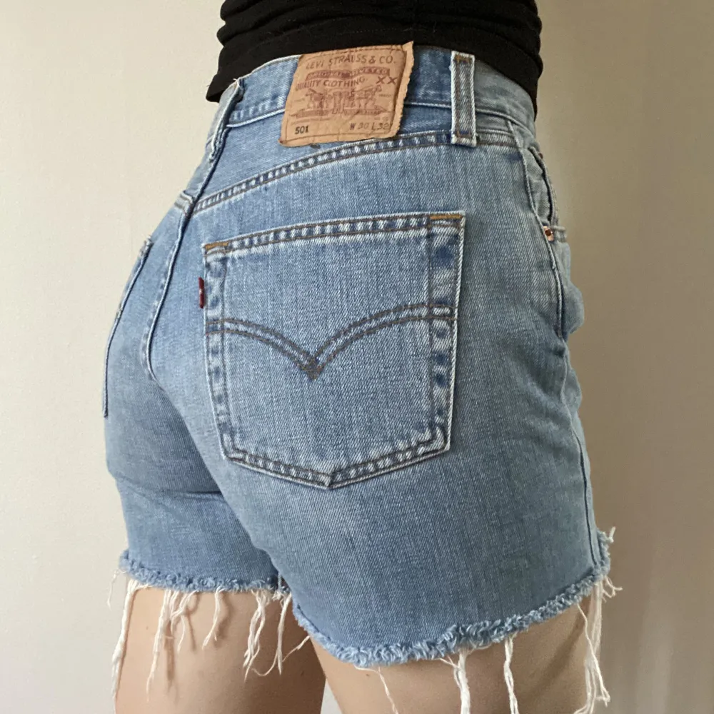 Levis jeansshorts i W30, passar xs/s beroende på önskad passform💕. Shorts.