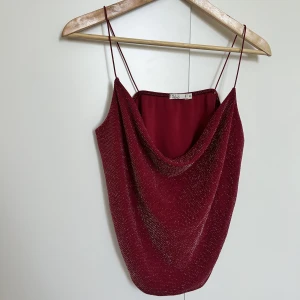 Nelly Topp - Passar inte längre men superfin! Använd en gång. XL men passar de som har mindre storlekar också.  