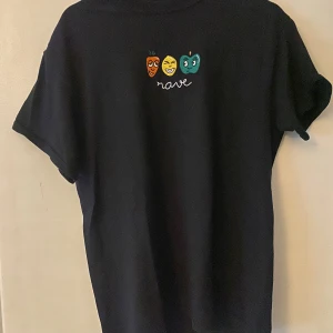 T-shirt - Svart t-hirt med tryck