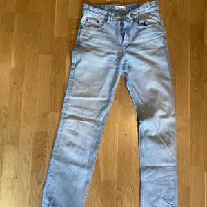 Blåa zara jeans i storlek 34 för 150 kr+frakt!