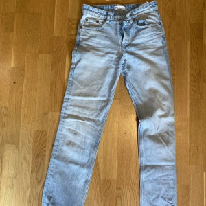 Zara jeans - Blåa zara jeans i storlek 34 för 150 kr+frakt!