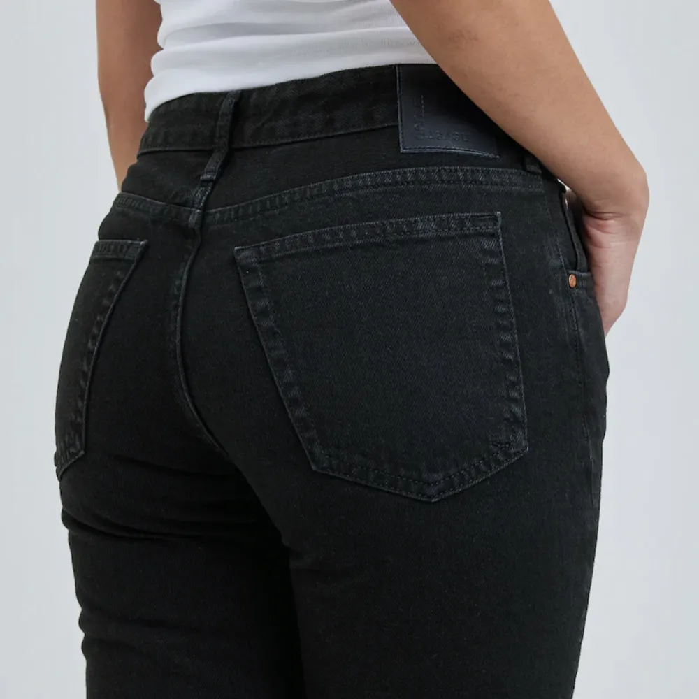 Svarta låga raka jeans från BIKBOK. ”Low straight 990 jeans”, storlek 28-34 (S). Helt oanvända så perfekt skick! Säljer eftersom de är för korta på mig. Nypris 699kr, mitt pris 300kr! Skriv för fler bilder🫶🏼💞. Jeans & Byxor.