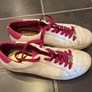 Michael Kors skor - Skor från Michael Kors! Köpa i London 2015. Väl använda, se slitningar på bilderna!