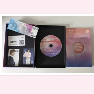 Bts World Album - Säljer mitt officiella Bts World limited edition album med alla inclutions då den kanske kan skänka glädje åt någon annan. Som ni kan se så har den några skador och det var tyvärr så jag fick den då jag köpte den i andrahand. Obs! Det är priset+74kr frakt