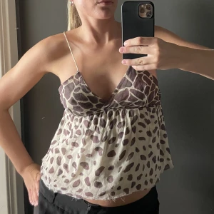 Linne vintage  - Jättefint linne köpt second hand! Det sitter superfint på och passar både XS/S. Hör av er om ni har några frågor 💝