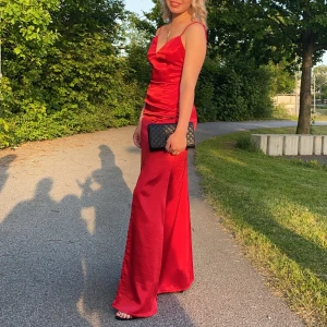 Balklänning/festtillställning - Säljer nu min otrolig fina balklänning från asos då den inte kommer till användning längre, endast använd 1 gång😊 Slits förekommer fram, jag är 165 cm plus klackar på bilderna:) Nyskick och säljer för 299kr🦋