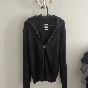 Full zip - Säljer denna full zip tröja från märket Dobber Köpt för 500 Säljer för 250