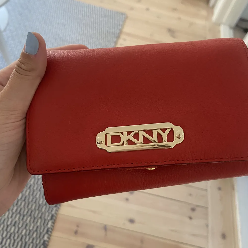 Säljer denna superfina väska från DKNY! Plånboken ingår🤗. Väskor.
