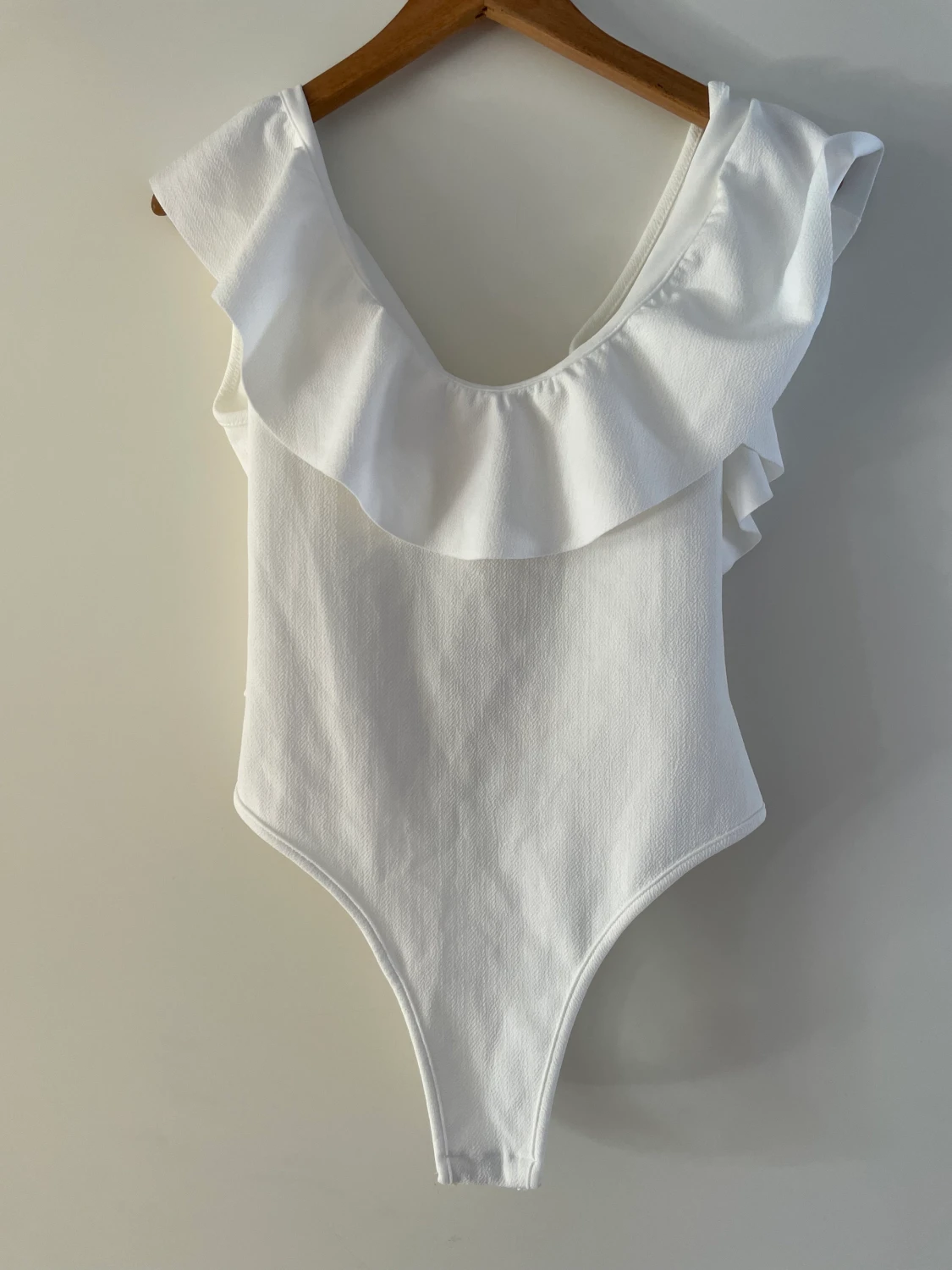 Vit body med öppen rygg - 90