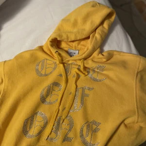 One of one Hoodie - Hejsan! Säljer just nu denna one of one hoodie eftersom den ej kommer till nån användning, knappt använd och är i ny skick.