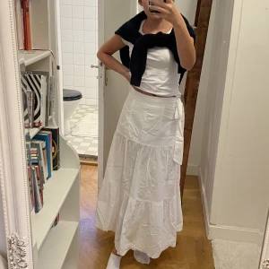 Vit långkjol - Vit långkjol köpt från Lindex använd en gång ! Storlek Xs 