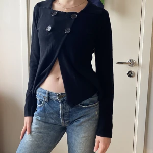 Kofta - Gullig finstickad (bomull) kofta med krage!! Så fin till fin topp under!!