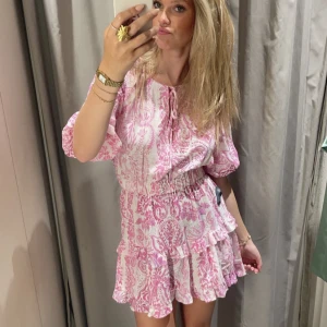 Rosa klänning zara - Säljer denna slutsålda klänningen från zara i storlek S. Endast använd 1 gång 🤩 300kr + frakt 