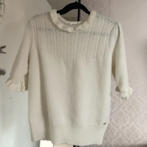 Söt stickad topp - Jättefin stickad topp från holly&white i jättebra skick. Strl S. Nypris 300kr säljer för 190+ frakt då den endast är testad.