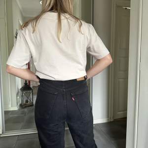 Jättefina levis jeans i modellen ribcage straight. Dessa är använda men forfarande i fint skick. Modellen är 160 cm lång.