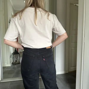 Levis jeans - Jättefina levis jeans i modellen ribcage straight. Dessa är använda men forfarande i fint skick. Modellen är 160 cm lång.