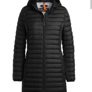 Para jumper dunjacka - Jag säljer min dunjacka från parajumper pga av att den är för liten för mig. Storlek Xs men passar även S. Nypris runt 5000kr.  Pris kan diskuteras!      På en av fickorna så är dragkedjan sönder men den finns med där i fickan och går lätt att fixa! 