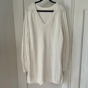 Stickad klänning från Zara - Sommaren finaste stickade klänning från Zara!   🍓 Storlek: M 🍓 Material: 47% viskos, 27% polyester, 26% nylon  🍓 Skick: Sparsamt använd, inget att anmärka  🍓 Pris: 200 kr ink. frakt