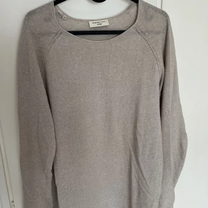 Stickad tröja  - Selected tröja. Stickad i beiget tyg. Storlek S