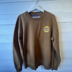 Jack and Jones hoddie  - Sparsam användning. Ca 1-2 år gammal och använd Max 5 gånger. Inga märkbara skador alls. 