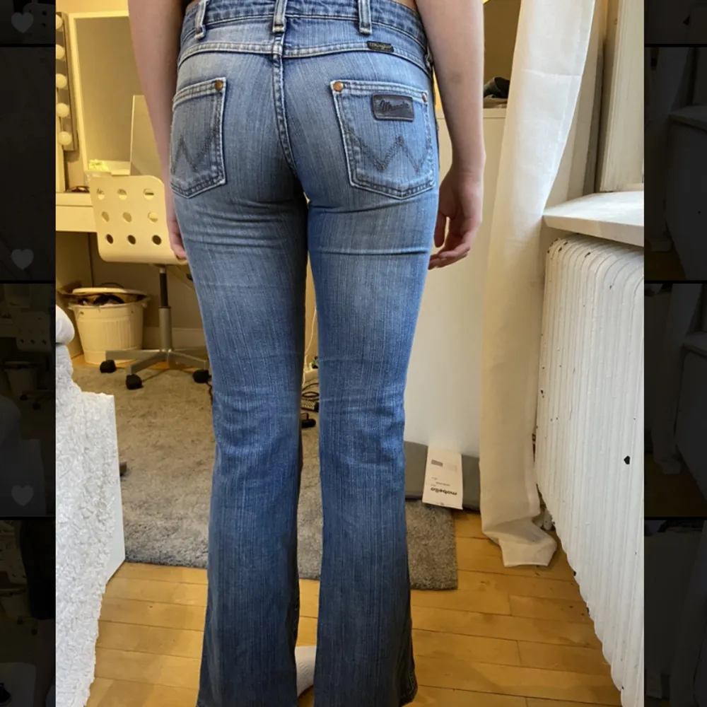 Säljer dessa bootcut jeans från wrangler i så underbar tvätt! Säljer då de TYVÄRR är för korta!  Innerbenslängd: ca75cm Tvärs över midjan: ca 38cm. Jeans & Byxor.