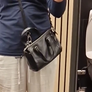 Svart väska zara - Svart axelremsväska från zara 💕 sönder på ena handtaget men har suttit fast i ändan av väskan därför den sitter snett och därav priset💞