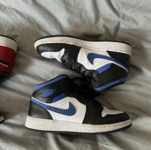 Air Jordans, Game royale - Ett par Air Jordans (mid) Game Royale💙. (De röda säljs separat i ett annat inlägg). Skorna är sällan använda, de är lite creasade men i övrigt är de i fint skick. Nypris; 2300kr, säljer för; 1000kr. Priset går att förhandla. 