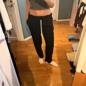 Svarta linnebyxor - Svarta linnebyxor som tyvärr inte kommer till användning. Straight leg och går att ha lågmidjat💕