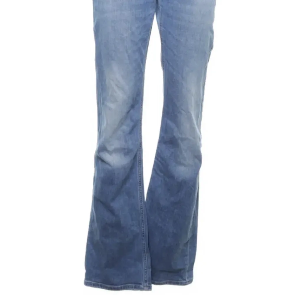 SÅÅ snygga lågmidjade bootcut jeans från Cross Jeans-  säljer pga att de är för stora och för långa. Jeans & Byxor.