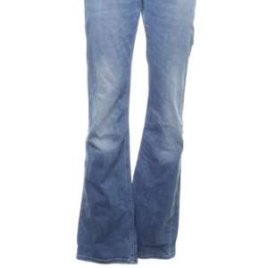 SÅÅ snygga lågmidjade bootcut jeans från Cross Jeans-  säljer pga att de är för stora och för långa