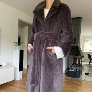 PÄLSKAPPA - INTE ÄKTA PÄLS! Väldigt bra skick, använd ca 1-2 gånger.  Nypris runt 800-900kr. Skärp går att ta av/sätta på.