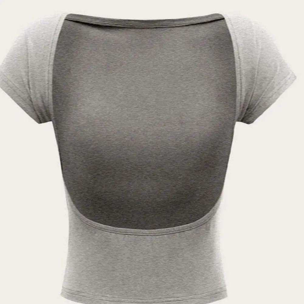 Jag tänkte kolla om någon är intresserad utav denna populära tröja med öppen rygg!😻 väldigt snygg och passar till nästan allt💕inga defekter och använd en gång! kontakta mig vid intresse🙌🏽🪩. T-shirts.