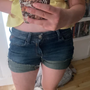 Jeans shorts - Jag säljer dessa lågmidjade jeans shorts från replay då de nästan är för små och jag nästan aldrig använder dom. Skriv vid intresse eller frågor 💕 är lite osäker på storleken så det står waist 25 och length 32 💕