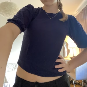 Tshirt med puffärm - En jättefin t-shirt med puffärmar ifrån gap. Köptes i vintras men har tyvärr inte kommit till användning och är i jättebra skick❤️ Nypris 259kr jag säljer för 170kr