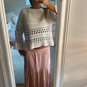 Trekvartsärm tröja  - Säljer denna jättesnygga stickade trekvartsärm tröjan🩷🩷