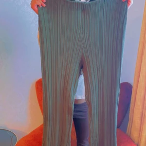 Utsvängda byxor  - Dem är byxorna är storlek S och har använt dem 1 gång ungefär jag säljer de pågrund av att de är för små.