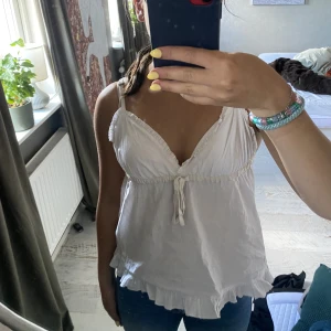 Odd Molly Linne - Jättefint vitt Odd Molly linne med liten volangkant längst ner. Kan skicka fler bilder om det önskas! Odd Molly märke på ryggen