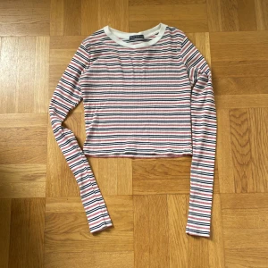 Randig topp från Brandy Melville  - Knappt använd långarmad topp från Brandy Melville 