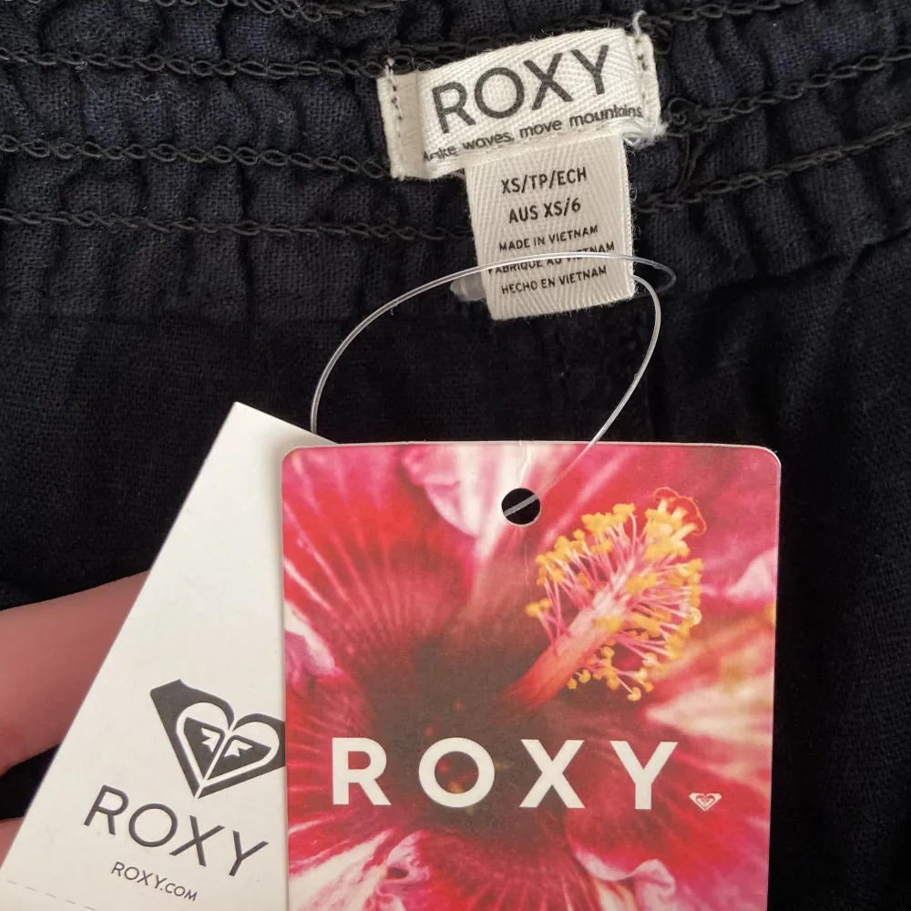 Säljer nu dessa HELT OANVÄNDA linnebyxor från Roxy!! ALLA PRISLAPPAR KVAR🤩💸Slutsålda överallt går ej att få tag på någonstans!! Köp direkt 800🫶🫶. Jeans & Byxor.