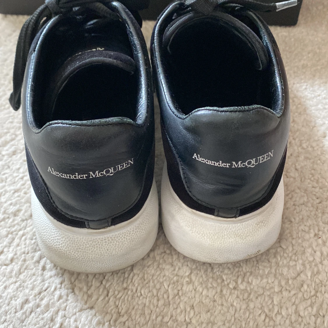 Alexander McQueen skor  - 91